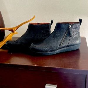 Vionic Lois Black Leather Ankle Boots